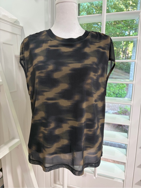 Evereve Tops - Evereve Earth Camo Sleeveless Top (XS)